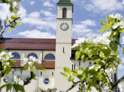 Mutterhauskirche_Fruehjahr.jpg