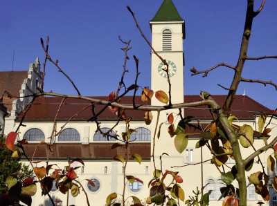 Mutterhauskirche_Herbst_hoch_bearbeitet.jpg